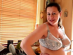 Bruinharig, Rondborstig, Vrouw, Hd, Huisvrouw, Masturbatie, Rijpe lesbienne, Alleen
