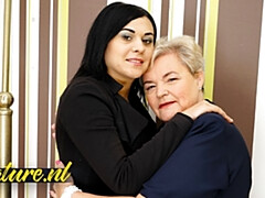 Amateur, Gorda, Penetracion con dedos, Lesbiana, Maduro, Orgasmo, Pequeña, Coño