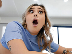 Lécher le cul, Chambre à dormir, Blonde, En levrette, Double pénétration, Branlette thaïlandaise, Tatouage, Plan cul à trois