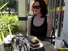 Grosse titten, Vollbusig, Kleid, Flashen, Im freien, Öffentlich, Rotschopf, Scherzbold