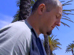 Plage, Sucer une bite, Tir de sperme, Fille latino, Lesbienne, Public, Plan cul à trois, Voyeur