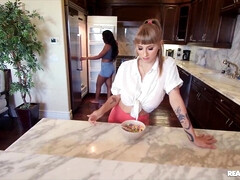 Kreng, Blond, Pijpbeurt, Rondborstig, Pornster, Realiteit, Trio, Tieten likken