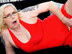 Enthousiasteling, Mooie dikke vrouwen, Grote lul, Blond, Hondjeshouding, Masturbatie, Rijpe lesbienne, Tatoeage