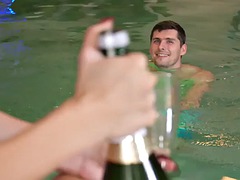 Arschlecken, Tussi, Schönheit, Blondine, Blasen, Aufs gesicht abspritzen, Handjob, Pool