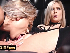 Arsch, Grosse titten, Blondine, Frau frau mann, Handjob, Lecken, Milf, Flotter dreier