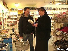 Cul, Sucer une bite, Brunette brune, Femme couguar, Mamie, Mature, Maman, Belle mère