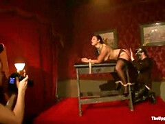 In den arsch, Blondine, Weibliche domination, Gruppensex, Handjob, Hd, Erniedrigung, Lesbisch