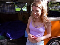 Amerikanisch, Blondine, Blasen, Auto, Aufs gesicht abspritzen, Tätowierung, Jungendliche (18+), Titten