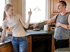 Amateur, Grosse bite, En levrette, Cuisine, Seins naturels, Rasée, Maigrichonne, Adolescente