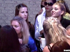 Tetas grandes, Mamada, Tetona, Grupo, Orgía, Fiesta, Público, Tetas