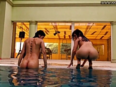Брюнетки, Хд, Лесбиянка, Бассейн, На публике, Сестра, Молоденькие, Под водой