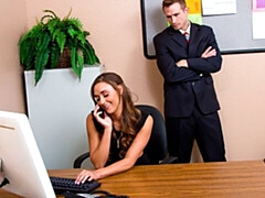 Gros cul, Sucer une bite, Brunette brune, En levrette, Seins naturels, Bureau, Jarretelles, Nénés