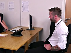 Lieveling, Naakte man aangeklede vrouw, Europees, Dominante vrouw, Handbeurt, Kantoor, Zuigen