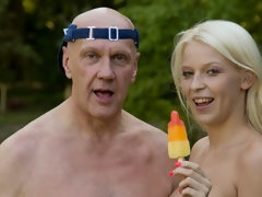 Pijpbeurt, Handbeurt, Zoenen, Buiten, Geschoren, Mager, Tiener, Tieten likken