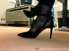amateur dangling with high heels at work - vends-ta-culotte