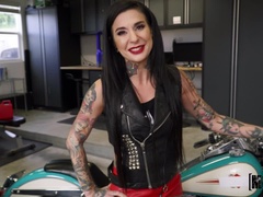 Sucer une bite, Bottes, Tir de sperme, Branlette thaïlandaise, Cuir, Mature, Pov, Tatouage