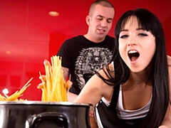 In den arsch, Grosser arsch, Grosser schwanz, Blasen, Braunhaarige, Hundestellung, Jungendliche (18+), Titten