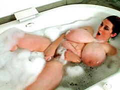 Nana, Belle grosse femme bgf, Gros seins, Plantureuse, Seins naturels, Solo, Nénés, Mouillée