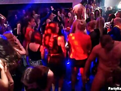 Blonde, Homme nu et filles habillées, Faciale, Doigter, Mère que j'aimerais baiser, Public, Echangistes, Voyeur