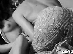 Grosse titten, Braunhaarige, Vollbusig, Lesbisch, Lingerie, Masturbation, Titten, Spielzeuge