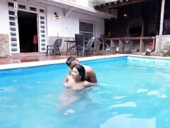18 jahre, Blasen, Vollbusig, Tochter, Kehlenfick, Latina, Pool, Reiten
