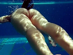 Chica, Culo grande, Piscina, Público, Solo, Apretado, Tetas, Bajo el agua