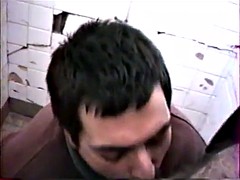 Pipe et sodo dans vieux WC