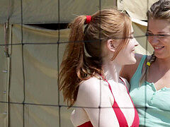 Lesbiana, Orgasmo, Al aire libre, Pequeña, Público, Pelirrojo