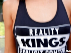 Amateur, Chambre à dormir, Blonde, Gode, Embrassement, Masturbation, Piscine, Rousse roux