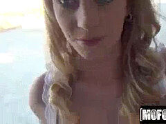 Amateur, Européenne, Doigter, De plein air, Public, Chatte, Rasée, Adolescente