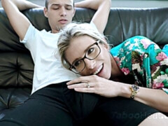 ブロンド, フェラチオ, 眼鏡, 手コキする, ハードコア, 淫乱熟女, 3p男男女, 三人