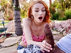 Grote lul, Diep in de keel, Natuurlijke tieten, Buiten, Klein, Kut duiken, Roodharige vrouw, Tieten likken