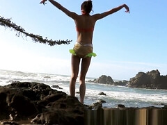 Plage, Beauté, Sucer une bite, Hd, Masturbation, De plein air, Public, Voyeur