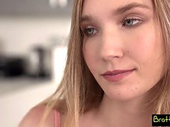 Blondine, Blasen, Kehlenfick, Handjob, Masturbation, Zierlich, Rasiert, Hintern versohlen
