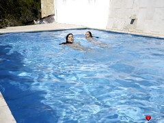 Culo, Lamidas, Tetas naturales, Perforación, Piscina, Coño, Flaco, Mojado