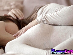 Braunhaarige, Italienisch, Küssen, Lesbisch, Natürlichen titten, Zierlich, Dürr, Titten