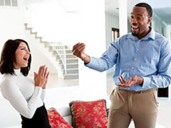 Grosse bite, Sucer une bite, Brunette brune, Interracial, Cheveux courts, Maigrichonne, Adolescente, Nénés