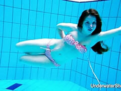 18 años, Bikini, Morena, Hd, Nudista, Piscina, Público, Adolescente