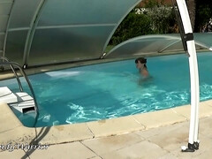 Amateur, Amarrada, Francés, Pequeña, Piscina, Realidad, Tetas, Juguetes