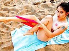 Strand, Braunhaarige, Masturbation, Natürlichen titten, Kurzes haar, Dürr, Jungendliche (18+), Titten