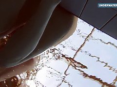 Badpak, Zwart, Biljart, Russisch, Geschoren, Tiener, Tieten likken, Nat