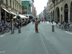 Enthousiasteling, Grote kont, Grote mammen, Bruinharig, Rondborstig, Natuurlijke tieten, Openbaar, Tieten likken