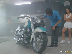 Sucer une bite, Tir de sperme, Cuir, Piercing, Espagnole, Jarretelles, Tatouage, Nénés