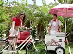 Sucer une bite, Doigter, Nourriture, Hard, Seins naturels, De plein air, Petite femme, Adolescente