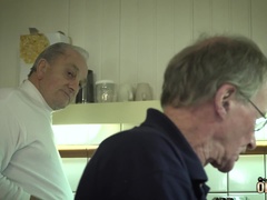 Chambre à dormir, Sucer une bite, Tir de sperme, Branlette thaïlandaise, Embrassement, Cuisine, Seins naturels, Adolescente