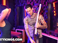 アナル, アジア人, デカ尻, デカチン, フェラチオ, 茶髪の, 中出し, コキ