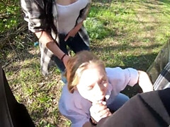 Amateur, Sucer une bite, Homme nu et filles habillées, Gorge profonde, 2 femmes 1 homme, Époux mari, Tatouage, Adolescente