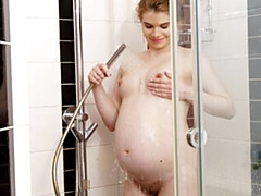 18 jahre, Grosser arsch, Masturbation, Natürlichen titten, Pool, Schwanger, Solo, Entkleiden