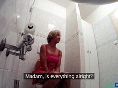 Leie, Bad, Blondine, Besamung, Muschi, Toilette, Uniform, Spanner