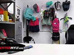 Hinterzimmer, Grosse titten, Blondine, Spermaladung, Kehlenfick, Fingern, Sich ausziehen, Taboo